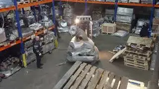 Складская банда собирает отводы к отправке. Серьезные ребята. Серьезный подход / ОНИКС