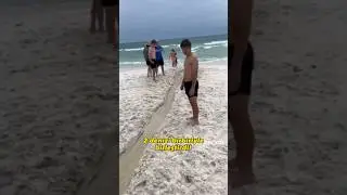 Elleriyle 2 Denizi Birbiriyle Birleştiren Adam! 🌊😱 