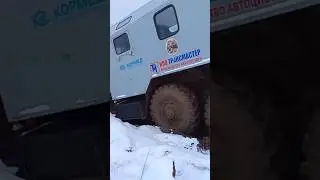 Урал 6х6 застрял, мы пытаемся вытащить его с помощью лебедки. Подробности в полном видео, по ссылке.