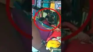 Прикрывает сообщнику, чтоб та сложила себе под юбку стопку платков 🤯