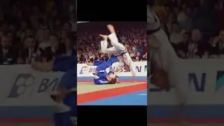 He flipped him over with one hand grip (One handed Tomoe Nage) #shorts #judo #柔道 #дзюдо #bjj #mma