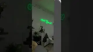 Сняли старый постер и вдохнули новую жизнь в офис 💚 как вам? 