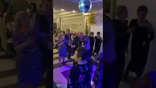 Аккордеонист зажигает по полной !!!