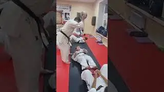 Набивка пресса в каратэ киокушинкай с помощью мяча. Abs punched in karate kyokushin. 