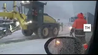 На видео сняли, как под Казанью трактор тянет в гору завязшую в снегу фуру