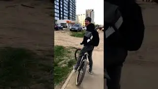 Загорелось мусорка ,велосипедисты Михаил и Владимир тут как тут ,делают репортажную съёмку