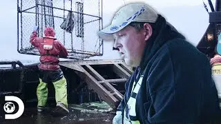 Wild Bill deja a dos novatos vigilando el barco y los encuentra durmiendo | Pesca Mortal | Discovery