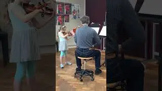 Уроки скрипки 🎻 Алиса учится играть 
