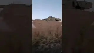 Шведский Stridsvagn 122 мчит по полям Украины.