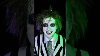 Ted y Johnny invocando Beetlejuice 