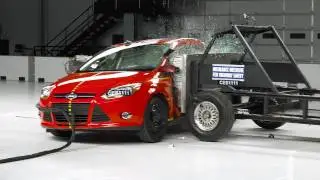 2012 Ford Focus side IIHS crash test