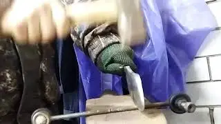 Топорик рубит сталь