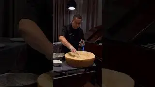 Итальянец пробует пасту в сырной головке в УФЕ😳