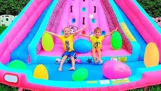 Mainan Kejutan Telur Huge Tantangan dengan slide Inflatable untuk Vlad dan Nikita