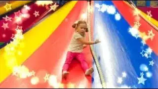 Настя и Папа играют в футбол