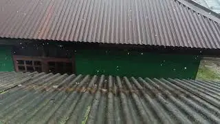шум дождя по крыше заставляет крепко спать и снимает стресс