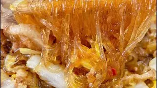 Жареная свинина с капустой и вермишелью 猪肉白菜炖粉条    Китайская кухня 中国美食