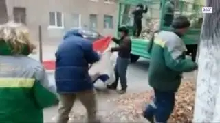 Находчивые дворники. Власовский триколор только на это и годится.
