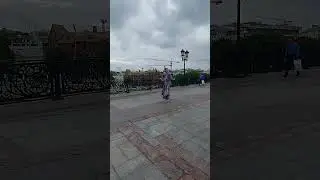Рано утром в Москве можно увидеть Василис Прекрасных. Патриарший мост. Москва. Июль 2024.