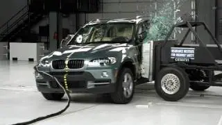 2007 BMW X5 side IIHS crash test