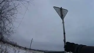 Велокурьер бежит без велосипеда - потому, что снегопад.