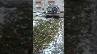 На Гурзуфской, со времён СССР нет нормального спуска во дворе.