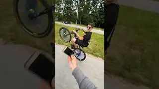 БЕСТРАШНЫЙ ШКОЛЬНИК НА ВЕЛОСИПЕДЕ 