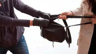 Он ограбил женщину, но когда увидел что было в её сумке, не смог сдержать слез!