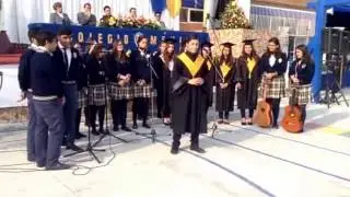 Efren Reyes y el coro de preparatoria del Colegio México