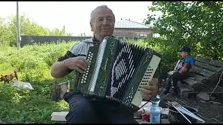 Дед и внук играют на гармошке. Гармонь Весна.