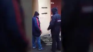 За стакан водки бомж разрисовал стену для Навального в Петербурге