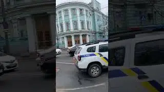 Автомобили, снова центр стоит в пробке.