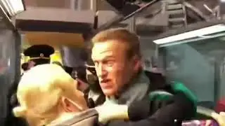 НЕ УСПЕЛ Алексей Навальный приехать в Москву после отравления как его снова задержали