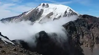 "Облакопад" в кратер вулкана Плоский Толбачик. Камчатка.