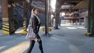 Granate styling walking in public, 