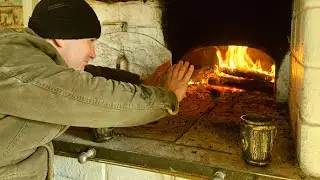 На хуторе в доме вода замерзает, а на улице можно загорать. Жизнь на хуторе в лесу.