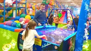 Лайк Настя и Папа играют в детском игровом центре
