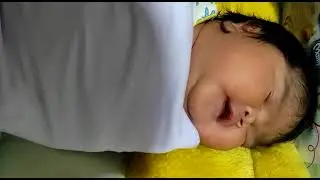 akhirnya ..... dede bayi nya nangis juga mungkin karena kegemukan bangat kali ya