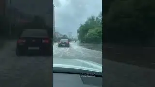 После сильного дождя улицы Тюмени затопило водой.