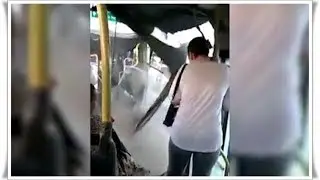 Автобус РАЗОРВАЛО на две половины