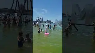 Туристы без комплексов на детском пляже в Анапе