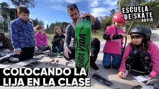 Colocando la lija en la clase de skate