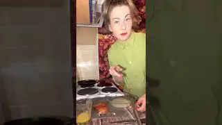 Знакомство  с невероятным человеком. Готовлю завтрак. Яичница с помидорами.