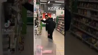 #shorts Парень прикалывается над людьми.Пранк.ПРИКОЛЫ