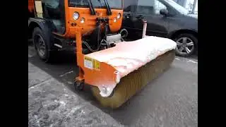 Уборка снега с помощью коммунальной машины AUSA 350