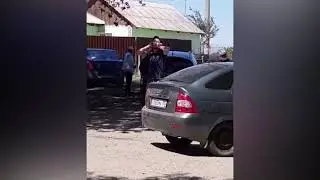 Мусульманин читает азан в то время, как трактор сносит мечеть в Ставрополье. Ставрополь снесли храм