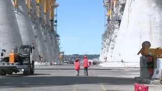 Au Havre, le colossal chantier des fondations d'éoliennes en mer du futur parc de Fécamp