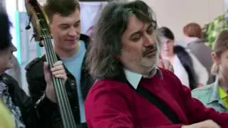 Казанский камерный оркестр La Primavera и Рустем Абязов, флешмоб на счетном участке в Казани