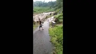 JEMBATAN TERBAWA ARUS BANJIR BANDANG