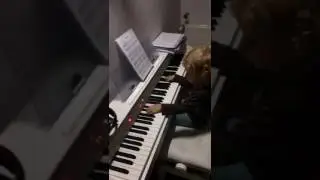 Младший брат играет как МОЦАРТ